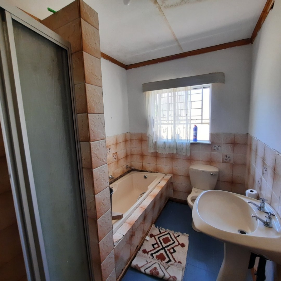 6 Bedroom Property for Sale in Lourierpark Free State